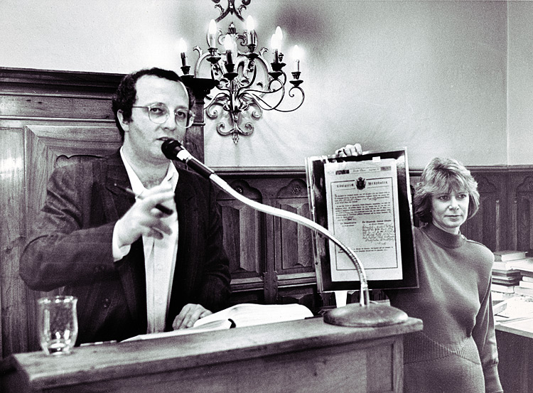 Vladimir Gutowski versteigert, Barbara zeigt die Auktionsware (ich lernte Barbara auf der Kanadischen Botschaft kennen, spaeter ist sie nach Suedafrika ausgewandert, um Lehrerin im Ghetto zu sein)