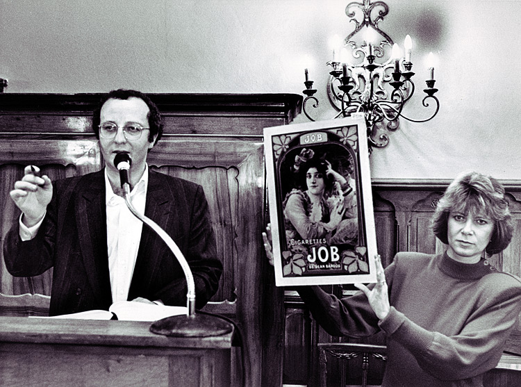 Vladimir Gutowski versteigert, Barbara zeigt die Auktionsware (ich lernte Barbara auf der Kanadischen Botschaft kennen, spaeter ist sie nach Suedafrika ausgewandert, um Lehrerin im Ghetto zu sein)