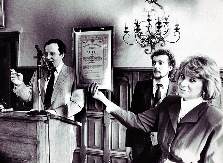 Vladimir Gutowski versteigert, rechts Barbara, im Hintergrund mein hochgeschaetzter Freund Roland Zimmermann aus Bonn 